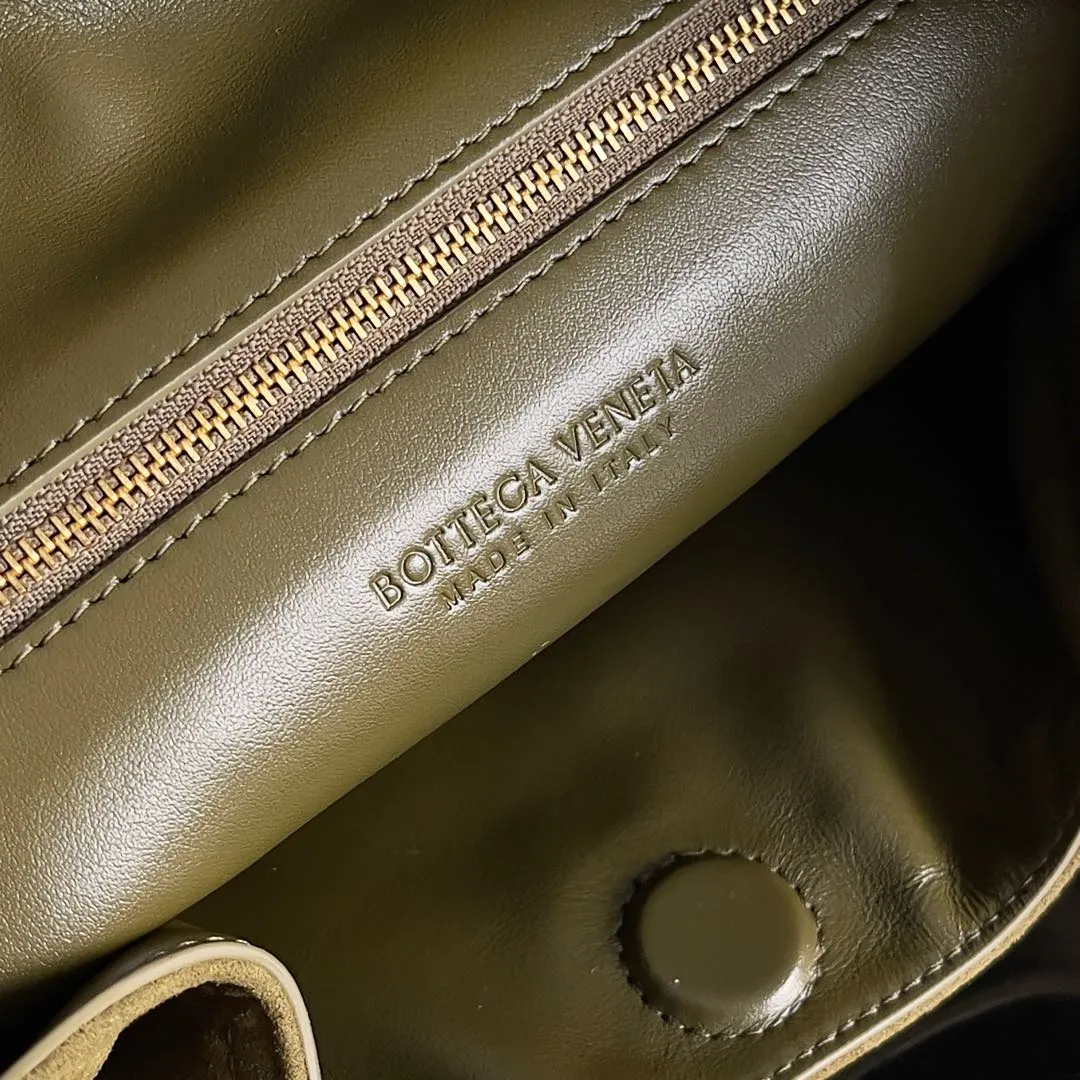 Batch 2080 Bottega Veneta, the flagship product of the 2024 autumn and winter, is making a splash from the catwalk to the streets. It not only brings a strong retro atmosphere, but also can easily interpret different styles through a variety of matching methods. Whether it is a smart and elegant workplace look or casual and comfortable daily wear, fully imported calfskin is a fashion element you can’t miss! Style number: 803977 Size: 41*20*8cm